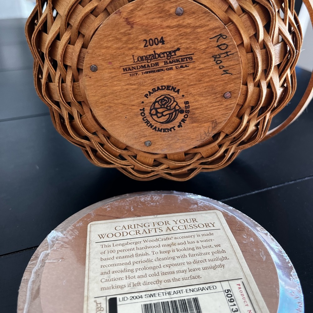 2004 Longaberger Rose Parade basket, cover, liner & plastic insert. - Picture 3 of 5